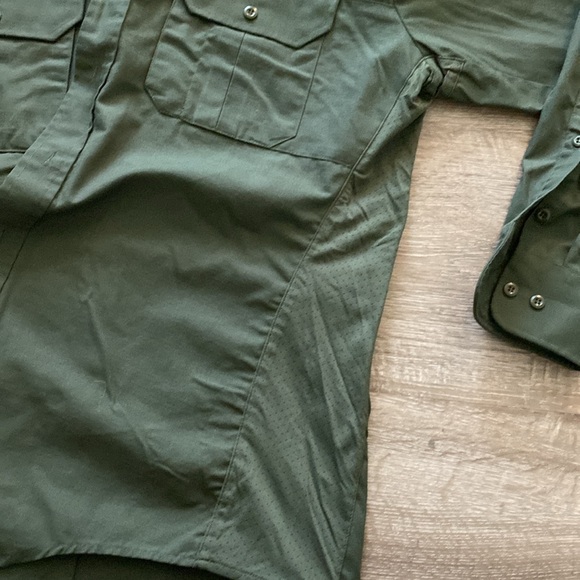 Men’s forest green Vertex button down with mesh side. Like NEW condition - Picture 3 of 6